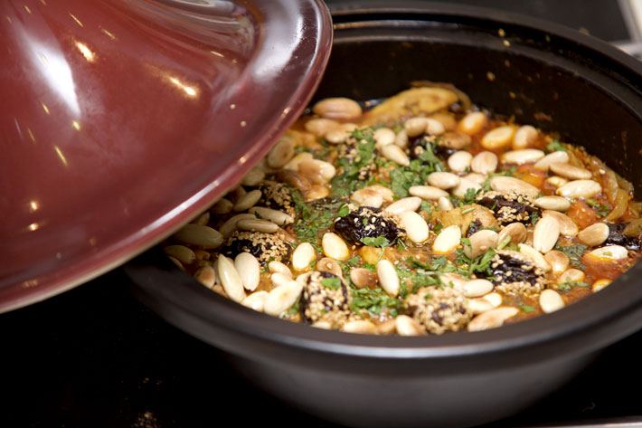 TAJILLE DE POLLO CON CIRUELAS Y ALMENDRAS TOSTADAS